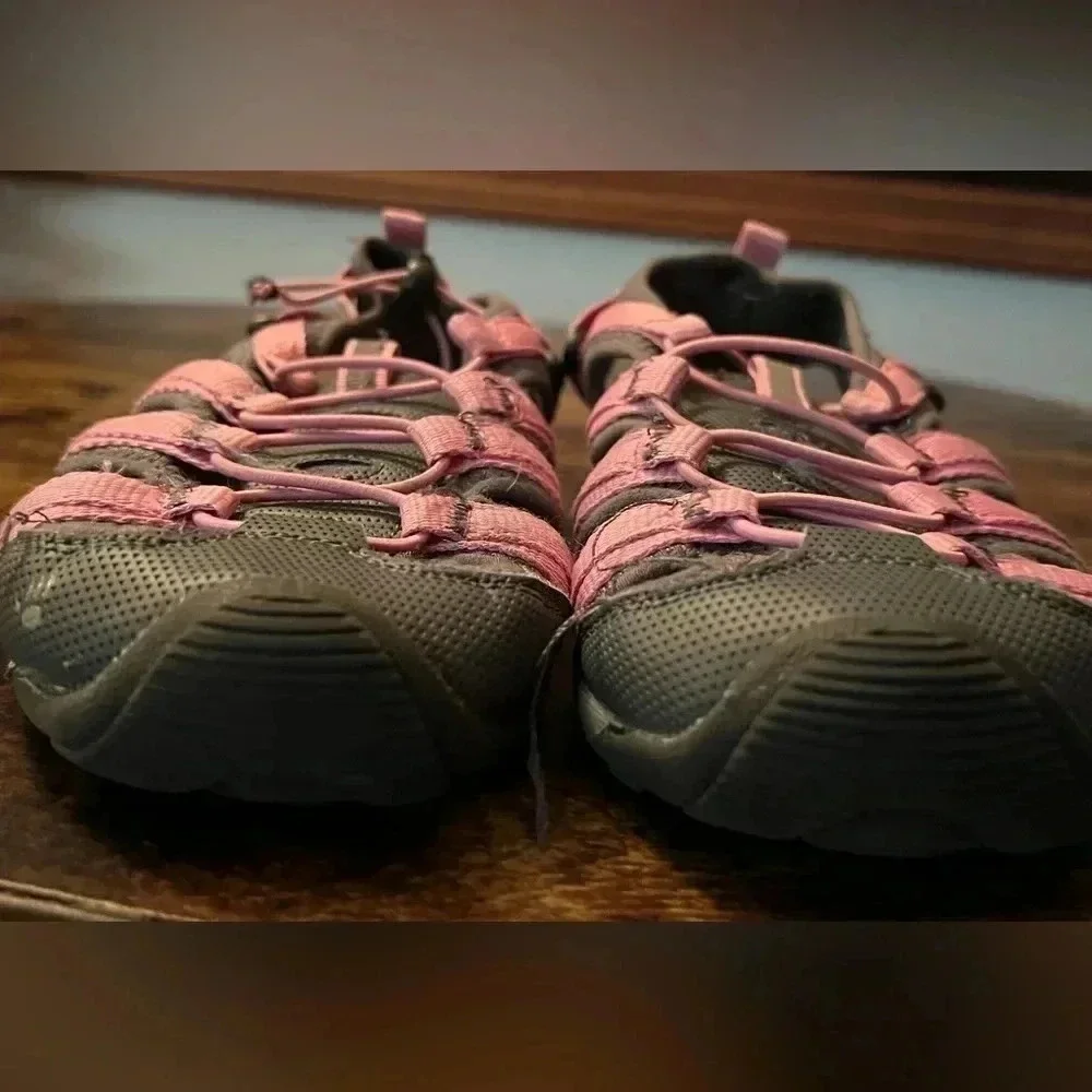 Bearpaw | Memuru youth hiker sandals. Size: 4.